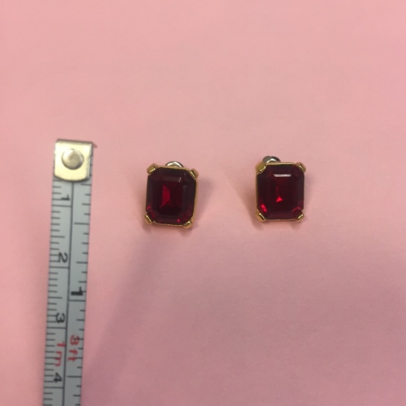Ruby-like pierced-ear studs - Picture 5 of 6